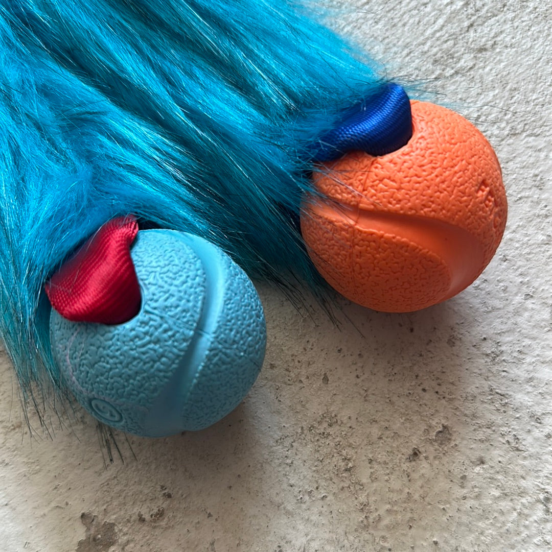 Doggie-zen fuskpels med Chuckit bold