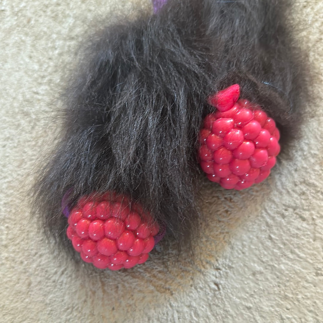 Doggie-zen lammeskinds trækkelegetøj med Orbee-Tuff Raspberry bold