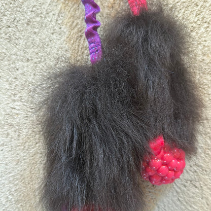 Doggie-zen lammeskinds trækkelegetøj med Orbee-Tuff Raspberry bold
